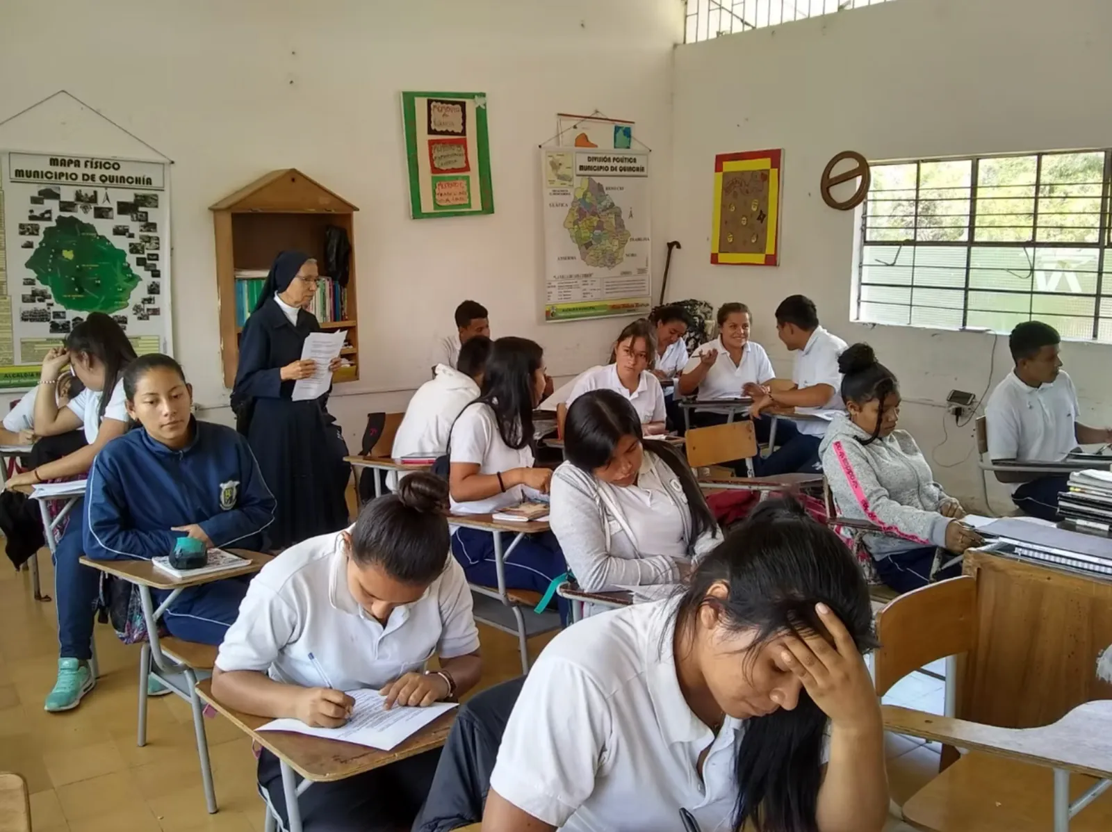 Estudiantes de grado once de colegios rurales de Risaralda respondiendo la encuesta de la fundación