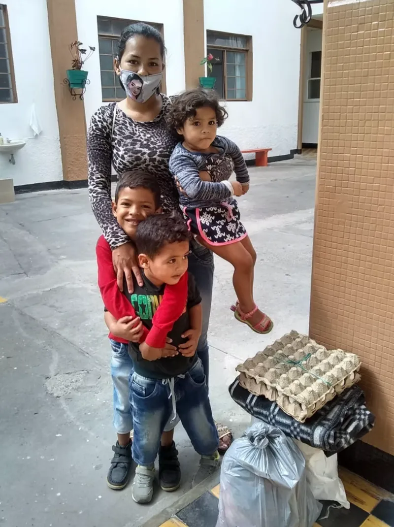 Madre con sus hijos recibiendo apoyo de la fundación
