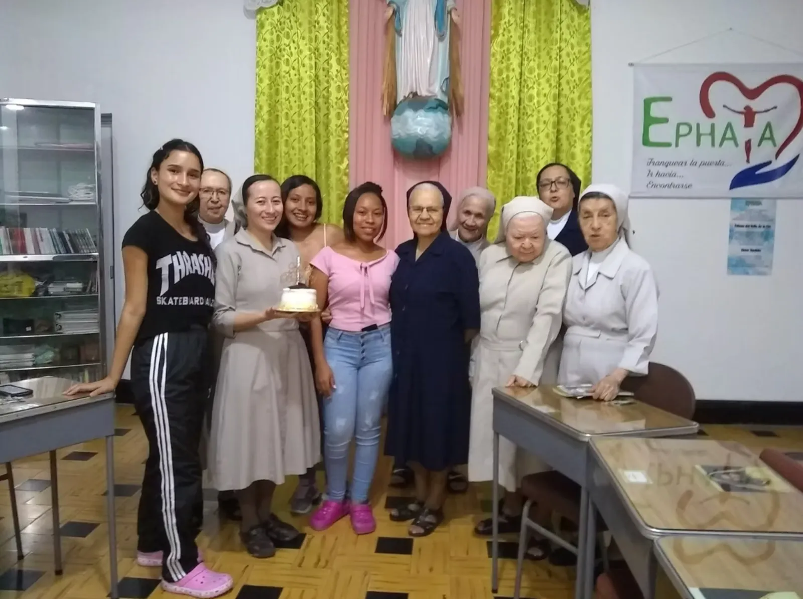 Hermanas Hijas de la Caridad junto a jóvenes y voluntarias de la fundación