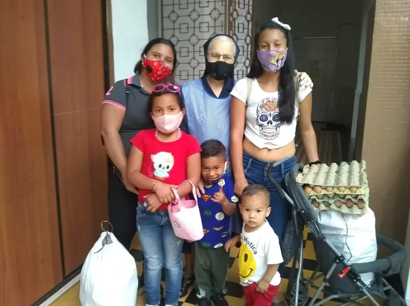 Familia recibiendo un mercado en la fundación