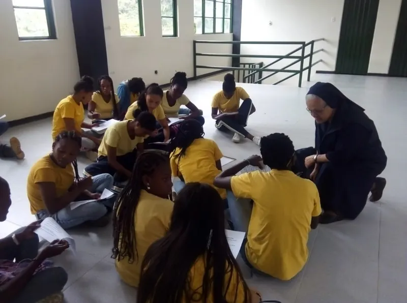 Jóvenes en un taller de formación con una hermana